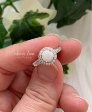 Load image into Gallery viewer, Halo Round Memory Ring